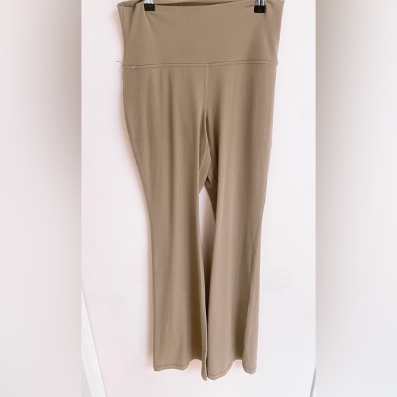 Aritzia Golden BUTTER Cheeky Hi-Rise Flare Legging - Picture 3 of 8